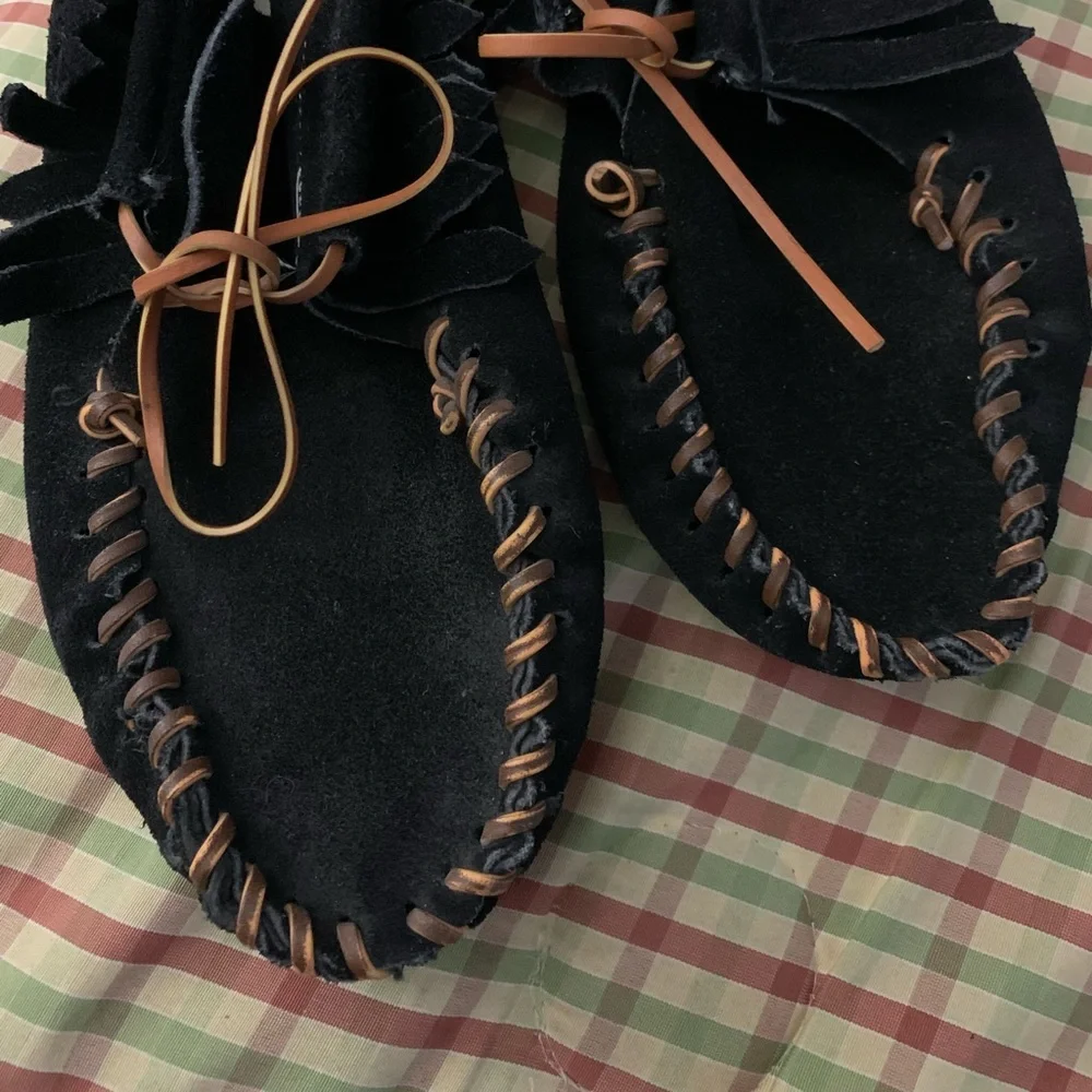 Vintage black moccasins with brown trim and black fringe, Size 9 - Picture 3 of 7